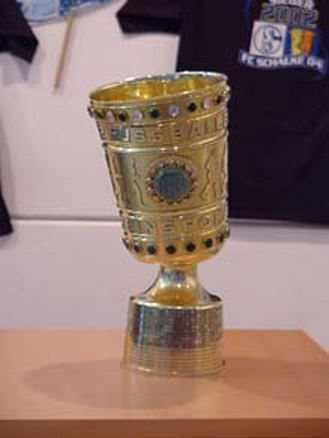verbogener DFB-Pokal
