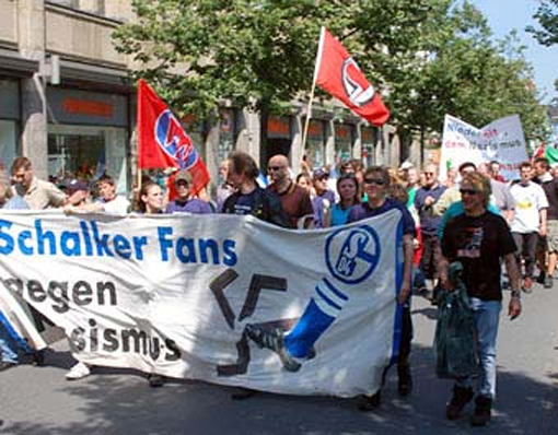 Mitglieder der Schalker Fan-Initiative demonstrieren gegen Rassismus