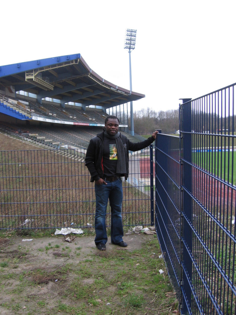 Gerald Asamoah vor dem alten Parkstadion