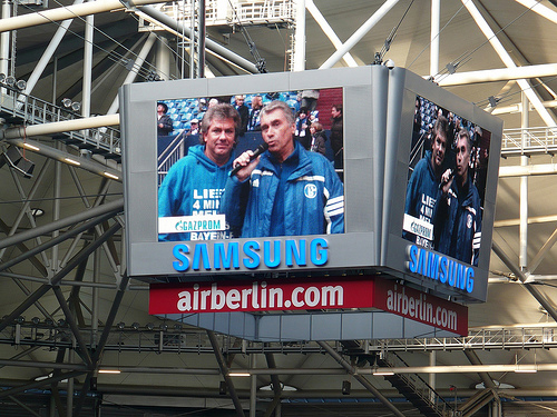 Schalkes Stadionsprecher auf dem Videowürfel