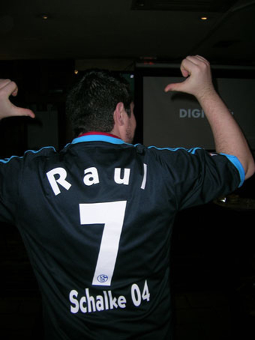Fan mit Raul-Trikot