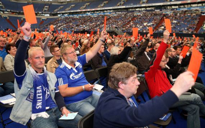 Fans mit roten Abstimmungskarten auf der Schalker Mitgliederversammlung