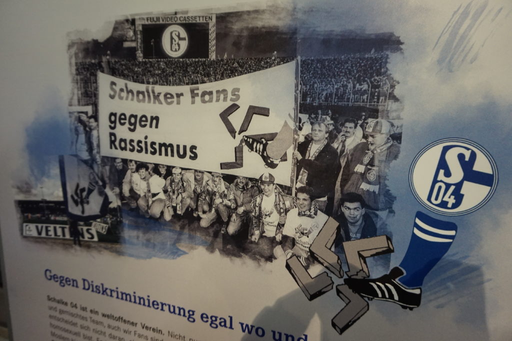 Exponate in der Ausstellung der Schalker Fan-Initiative im Schalke-Museum