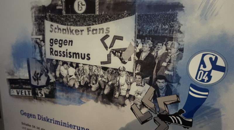 Exponate in der Ausstellung der Schalker Fan-Initiative im Schalke-Museum