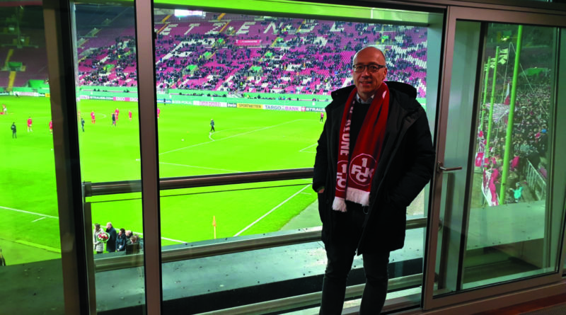 Michael Littig vor dem Panoramafenster mit Blick ins Stadion in Kaiserslautern