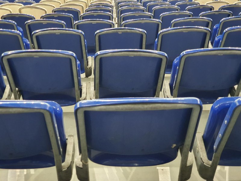 Leere Stuhlreihen im Stadion