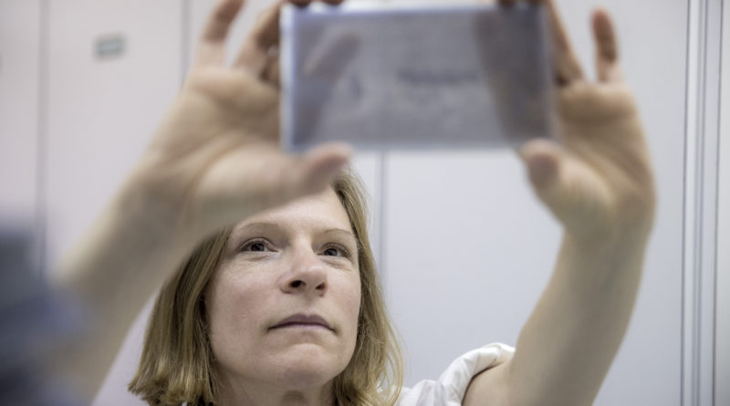 Dr. Christine Walther mit Mikrofilm