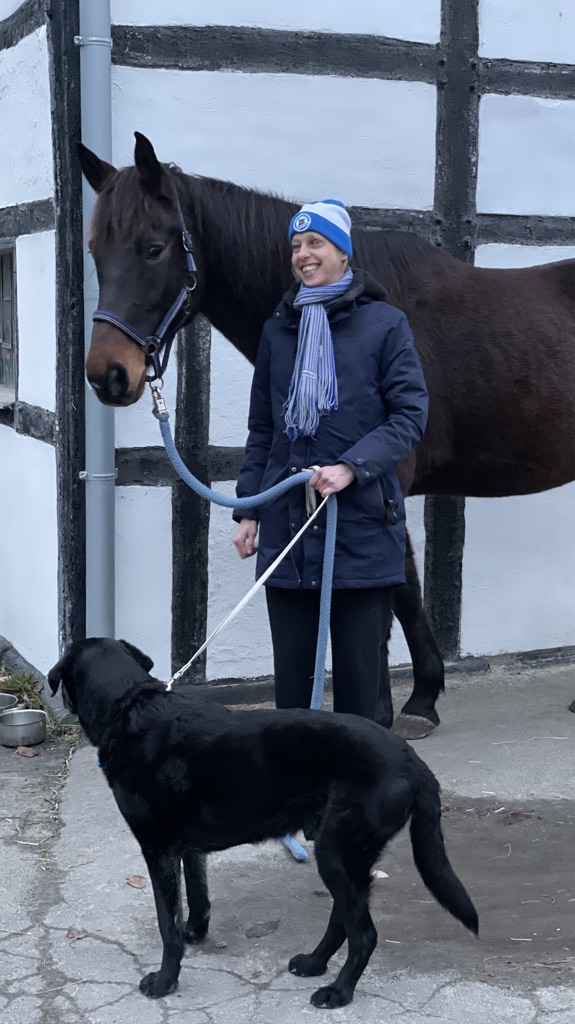 Sabrina mit Pferd und Hund