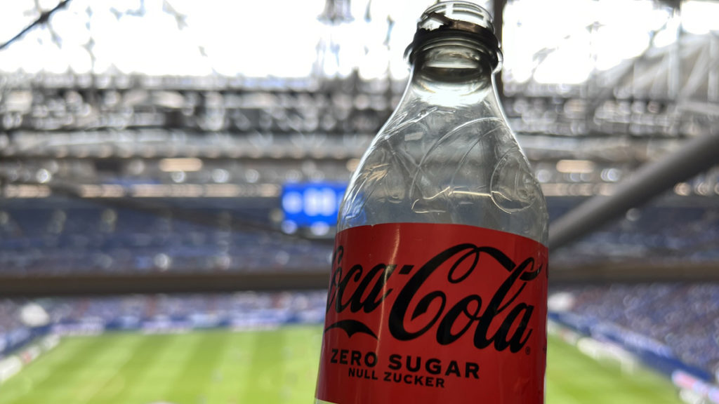Cola-Zero-Flasche in der Arena