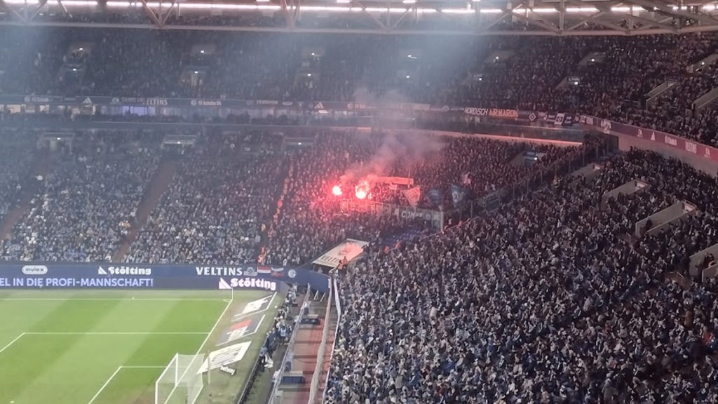 HSV zünden Pyrotechnik beim Heimspiel gegen den HSV.