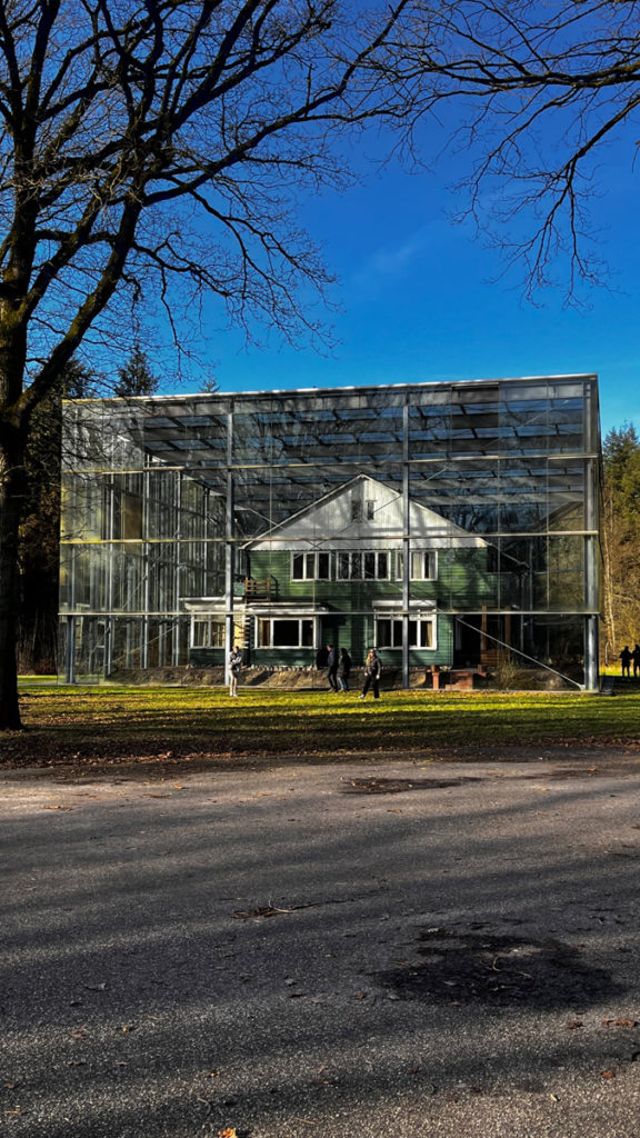 Haus des Leiters des Lagers unter einer Glaskuppel